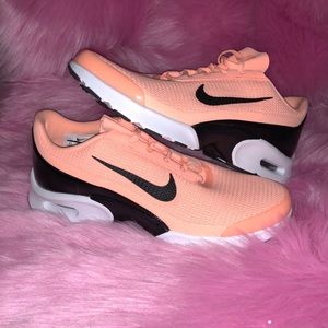 🚨SOLD🚨Orange/Neon Women’s Nike Air size 8.5